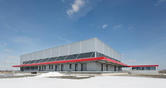 Logistikzentrum für Airline-Catering mit Verladebereichen, Produktionsflächen, Großküche, Kühl- und Tiefkühllager sowie Verwaltung in Berlin-Schönefeld. Industriearchitektur mit optimierten Logistikprozessen und direkter Anbindung an den Flughafen. Bauherr: SCK BBI Immobilien GmbH & Co. KG. Ort: Berlin-Schönefeld. Geplant und umgesetzt von arc+ GmbH Freudenstadt.